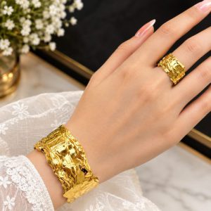 A glossy, golden, crumpled-texture jewellery set to bring out a regal elegance in your look (1)